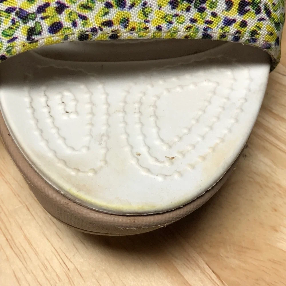 Crocs Leigh II Wedge Sandals Women 8 US Ankle Strap Yellow Floral Comfort 202516